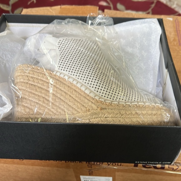 Kennth Cole New York Olivia Perforated Espadrille Wedge in White Sz 8 New - Picture 8 of 13